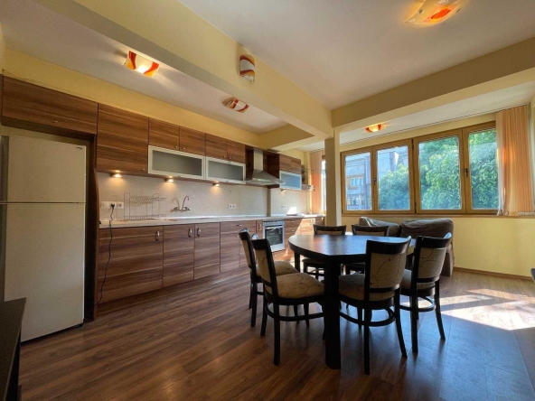 Дава се под наем Тристаен апартамент в Варна, Център - 91 кв.м за 698.19 € - Снимка #1