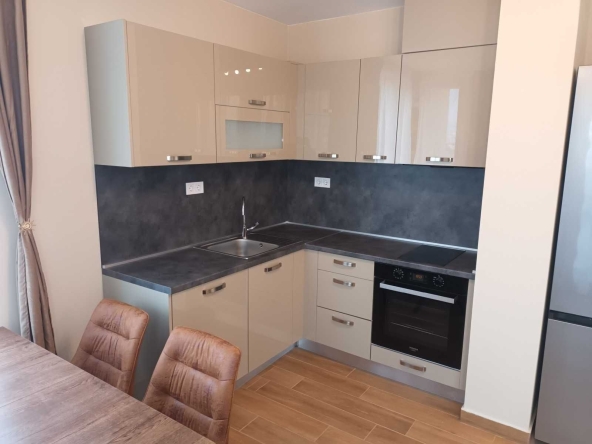 Дава се под наем Тристаен апартамент в София, Изток - 80 кв.м за 739.5 € - Снимка #1