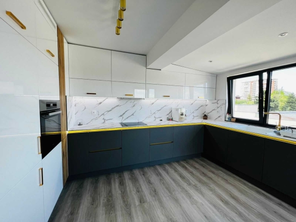 Тристаен апартамент в Стара Загора, Център - 149 кв.м за 1095 €/кв.м - Снимка #1