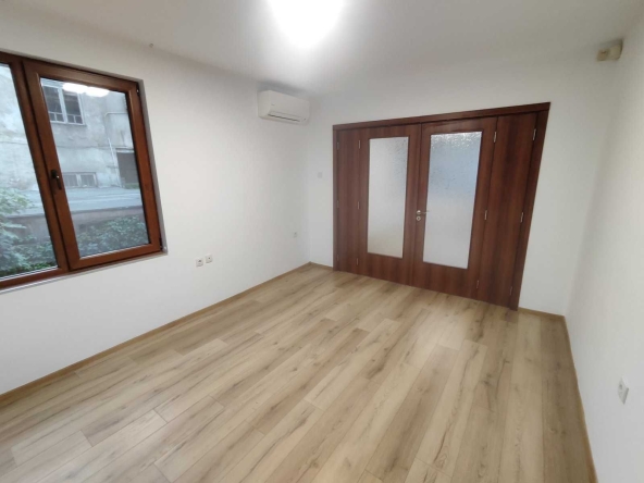Офис в Варна, Левски - 110 кв.м за 4 €/кв.м - Снимка #1