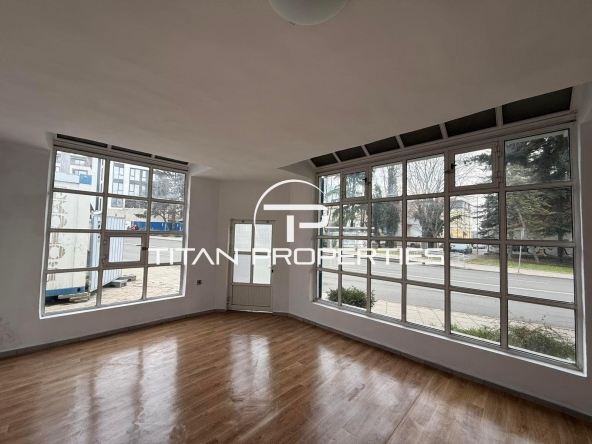 Дава се под наем Офис в Бургас, Център - 35 кв.м за 338.64 € - Снимка #1