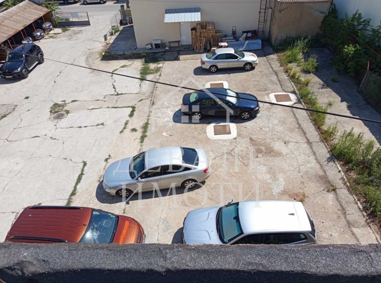 Дава се под наем Гараж / Паркомясто в Русе, Търговия на едро - 8 кв.м за 31.62 € - Снимка #1
