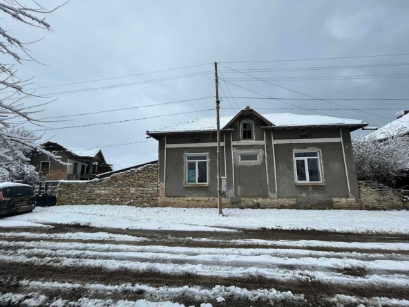 Къща в с. Бресте, Област Плевен - 2500 кв.м за 7 €/кв.м - Снимка #1