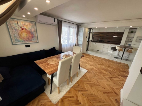 Дава се под наем Тристаен апартамент в София, Център - 90 кв.м за 797.64 € - Снимка #1