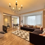 Дава се под наем Тристаен апартамент в Пловдив, Тракия - 110 кв.м за 488.58 € - Снимка #1