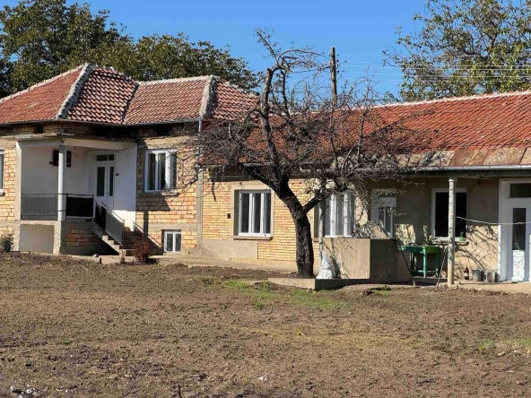 Дава се под наем Къща в с. Масларево, Област Велико Търново - 130 кв.м за 153 € - Снимка #1
