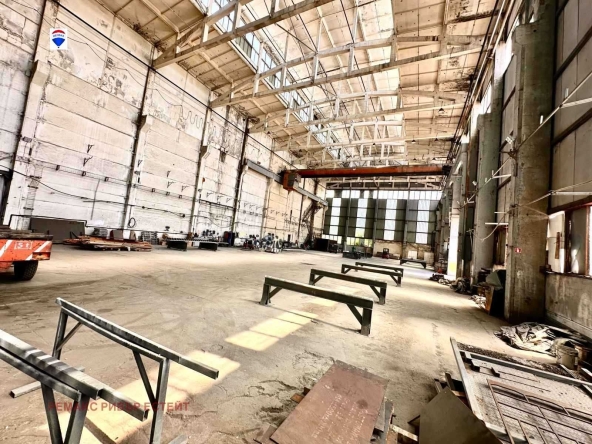 Дава се под наем Промишлена сграда в Русе, Промишлена зона - Изток - 700 кв.м за 1926.78 € - Снимка #1