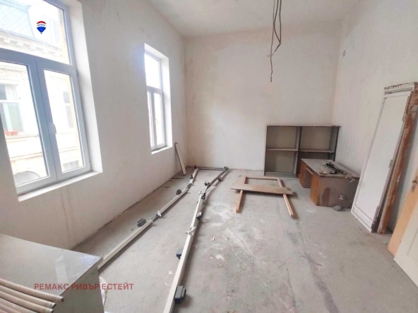 Дава се под наем Офис в Русе, Център - 500 кв.м за 1530 € - Снимка #1