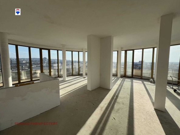 Дава се под наем Офис в Русе, Център - 205 кв.м за 1020 € - Снимка #1