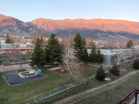 Дава се под наем Двустаен апартамент в Карлово - 63 кв.м за 298.86 € - Снимка #1