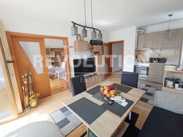 Дава се под наем Четиристаен апартамент в Варна, ВИНС - 100 кв.м за 714 € - Снимка #1