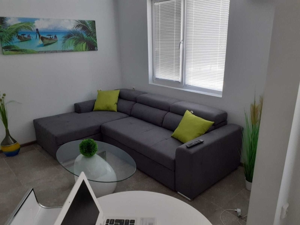 Дава се под наем Тристаен апартамент в Варна, Бизнес хотел - 87 кв.м за 757.86 € - Снимка #1