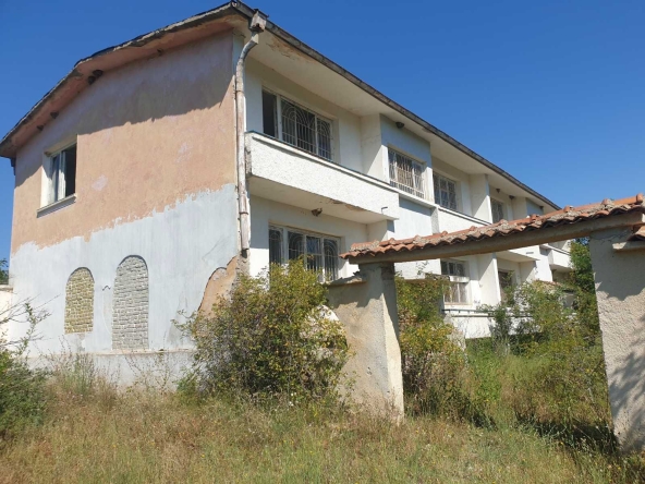 Хотел в с. Левски, Област Пазарджик - 700 кв.м за 56 €/кв.м - Снимка #1