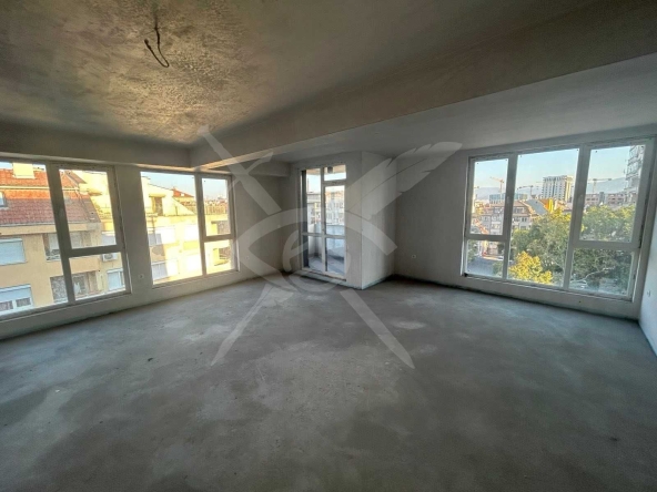 Тристаен апартамент в Пловдив, Център - 147 кв.м за 2109 €/кв.м - Снимка #1