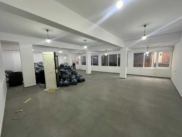 Дава се под наем Магазин в Пловдив, Младежки Хълм - 119 кв.м за 498.27 € - Снимка #1