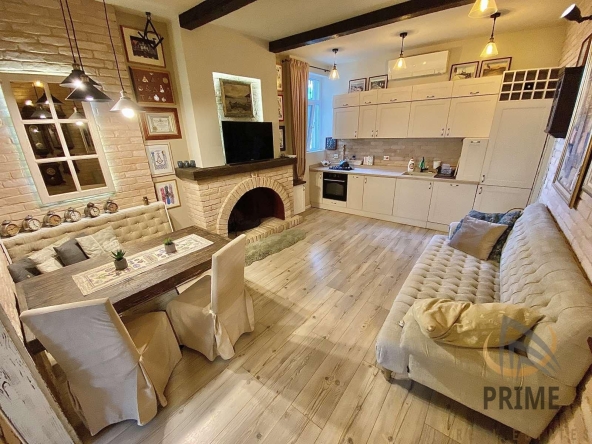 Дава се под наем Тристаен апартамент в Бургас, Център - 80 кв.м за 747.66 € - Снимка #1