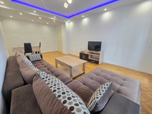 Дава се под наем Двустаен апартамент в Бургас, Славейков - 70 кв.м за 510 € - Снимка #1