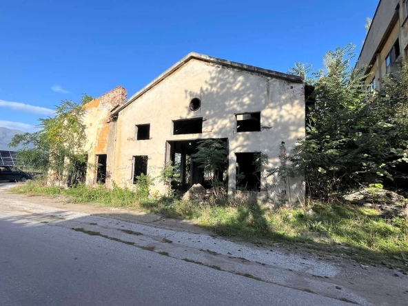 Промишлена сграда в Карлово - 958 кв.м за 40 €/кв.м - Снимка #1