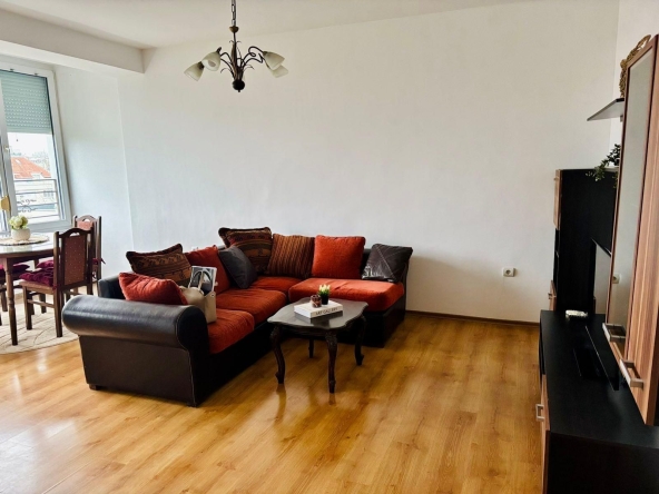 Дава се под наем Тристаен апартамент в Бургас, Лазур - 80 кв.м за 677.79 € - Снимка #1