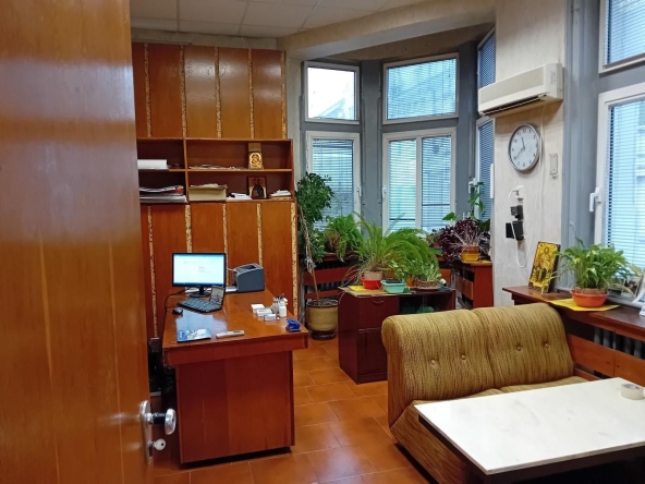 Дава се под наем Офис в Бургас, Център - 130 кв.м за 892.5 € - Снимка #1