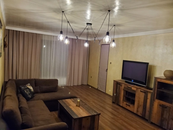 Дава се под наем Двустаен апартамент в София, Изгрев - 85 кв.м за 896.58 € - Снимка #1