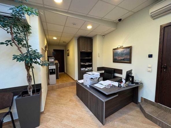 Дава се под наем Офис в Варна, Център - 186 кв.м за 1994.61 € - Снимка #1