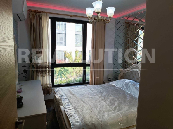 Дава се под наем Тристаен апартамент в к.к. Св.Св. Константин и Елена - 85 кв.м за 612 € - Снимка #1