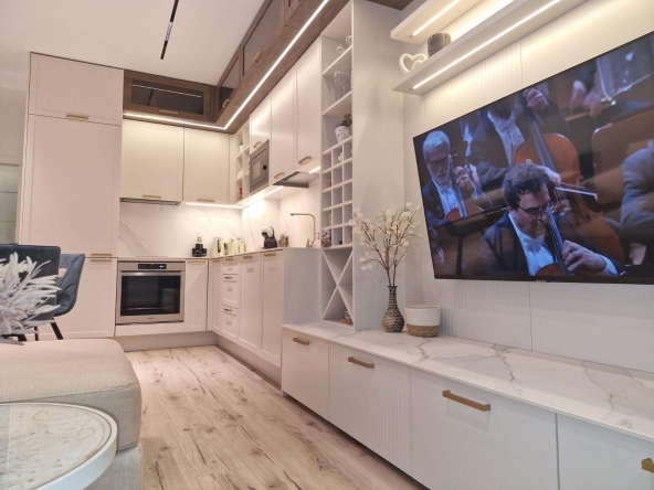 Тристаен апартамент в Бургас, Център - 106 кв.м за 2646 €/кв.м - Снимка #1