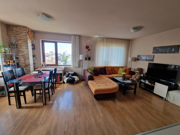 Дава се под наем Двустаен апартамент в Пловдив, Център - 70 кв.м за 438.6 € - Снимка #1