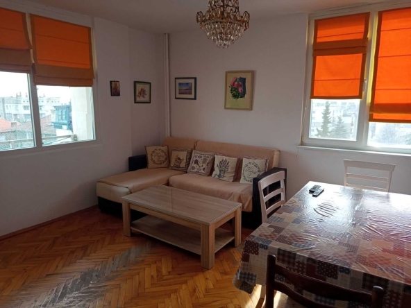 Дава се под наем Тристаен апартамент в Казанлък - 95 кв.м за 388.62 € - Снимка #1