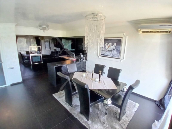 Тристаен апартамент в Пловдив, Център - 127 кв.м за 1406 €/кв.м - Снимка #1