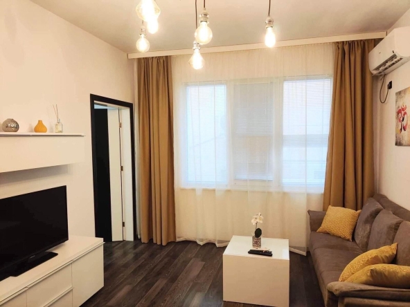 Дава се под наем Тристаен апартамент в Варна, Център - 100 кв.м за 747.66 € - Снимка #1