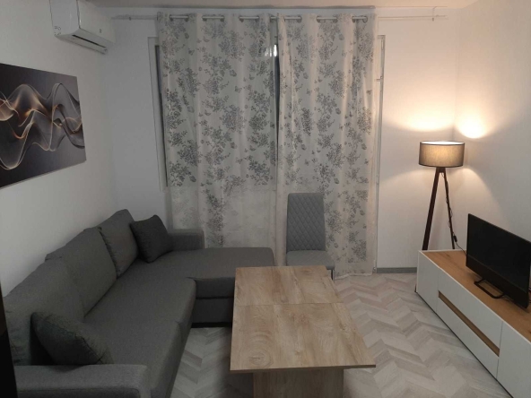 Дава се под наем Двустаен апартамент в Бургас, Славейков - 45 кв.м за 398.82 € - Снимка #1