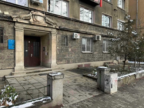 Тристаен апартамент в София, Докторски паметник - 112 кв.м за 2805 €/кв.м - Снимка #1