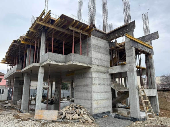 Тристаен апартамент в Търговище, Център - 100 кв.м за 587 €/кв.м - Снимка #1