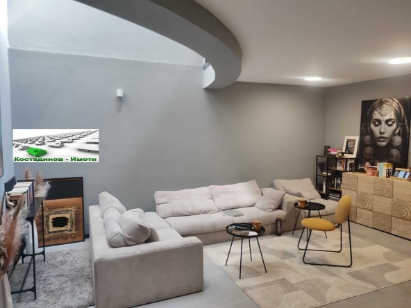 Дава се под наем Офис в Пловдив, Център - 216 кв.м за 1097.01 € - Снимка #1