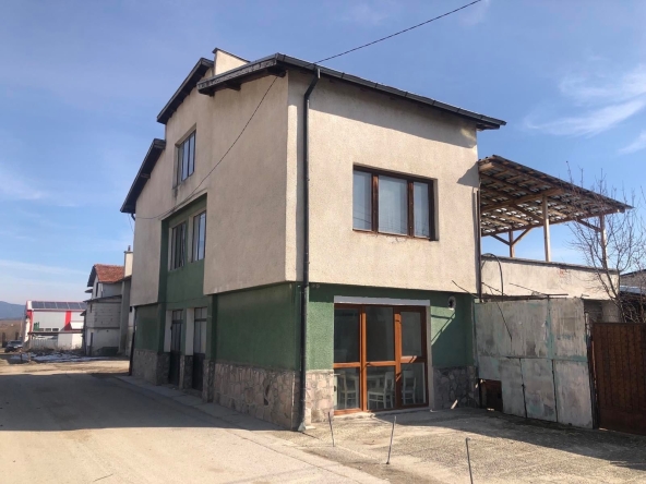 Дава се под наем Къща в Разлог - 77 кв.м за 1495.83 € - Снимка #1
