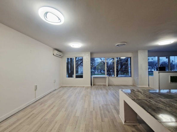 Дава се под наем Офис в Варна, Автогара - 100 кв.м за 897.6 € - Снимка #1