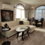 Дава се под наем Двустаен апартамент в Бургас, Център - 95 кв.м за 612 € - Снимка #1