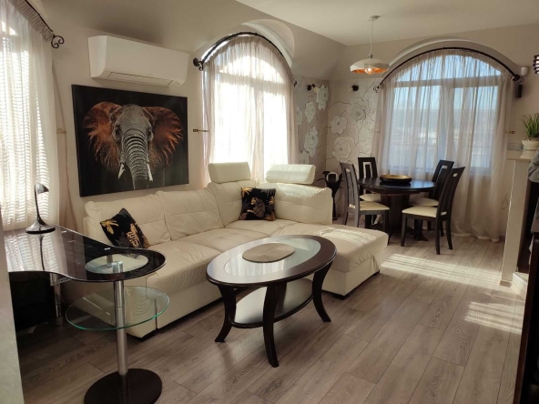 Дава се под наем Двустаен апартамент в Бургас, Център - 95 кв.м за 612 € - Снимка #1