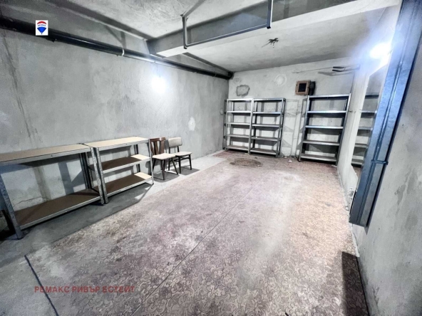 Дава се под наем Гараж / Паркомясто в Русе, Ялта - 38 кв.м за 102 € - Снимка #1