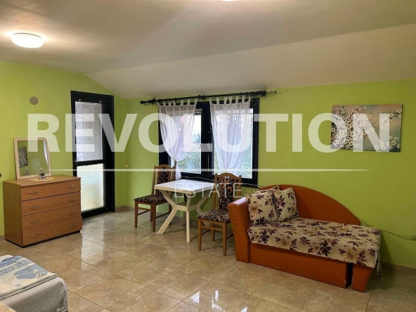 Дава се под наем Едностаен апартамент в к.к. Св.Св. Константин и Елена - 40 кв.м за 278.97 € - Снимка #1