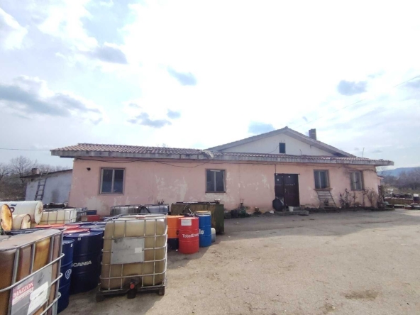 Промишлена сграда в Ловеч, Продимчец - 804 кв.м за 32 €/кв.м - Снимка #1