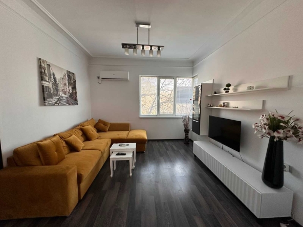 Дава се под наем Тристаен апартамент в Варна, Център - 105 кв.м за 797.64 € - Снимка #1