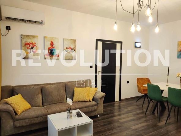 Дава се под наем Тристаен апартамент в Варна, Център - 100 кв.м за 698.19 € - Снимка #1