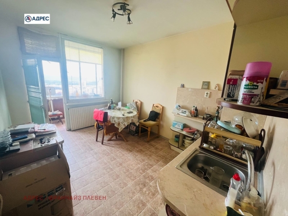 Тристаен апартамент в Плевен, Сторгозия - 100 кв.м за 561 €/кв.м - Снимка #1