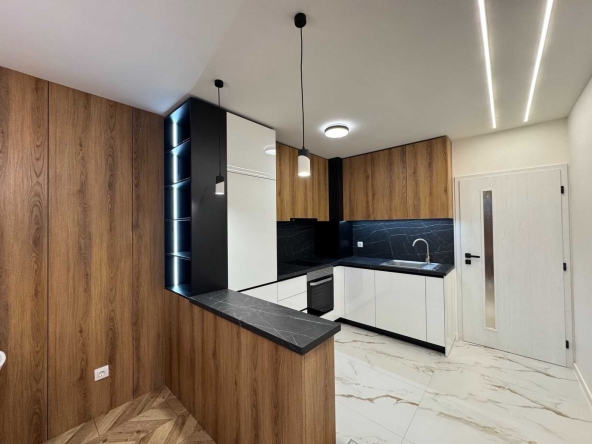 Дава се под наем Тристаен апартамент в Пловдив, Христо Смирненски - 106 кв.м за 927.18 € - Снимка #1