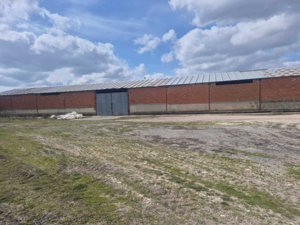 Дава се под наем Склад в Добрич, Автогара - 780 кв.м за 174557.7 € - Снимка #1