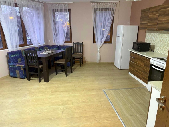 Дава се под наем Тристаен апартамент в Варна, Център - 86 кв.м за 498.27 € - Снимка #1