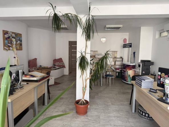 Дава се под наем Офис в Бургас, Център - 88 кв.м за 897.6 € - Снимка #1